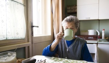 Wzmacnia serce i wydłuża życie. Seniorzy powinni pić codziennie