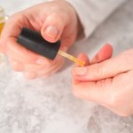 Wzmocnij łamliwe paznokcie odżywką z wapniem. 14 dni wystarczy, aby przywrócić moc