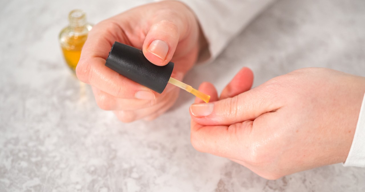 Wzmocnij łamliwe paznokcie odżywką z wapniem i odzyskaj połysk /Arina Habich /123RF/PICSEL