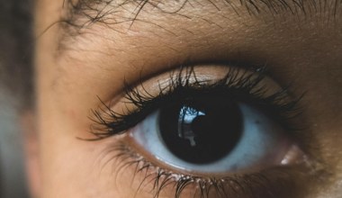 Wzmocnij rzęsy domowym balsamem z wazeliną i olejem rycynowym