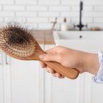 Wzmocnij włosy jesienią. Wcierki rozgrzewające naprawdę działają