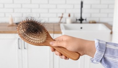 Wzmocnij włosy jesienią. Wcierki rozgrzewające naprawdę działają