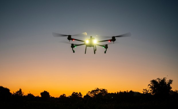 "Wzmożona aktywność" dronów nad granicą. Polska armia informuje