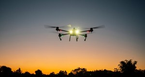 "Wzmożona aktywność" dronów nad granicą. Polska armia informuje