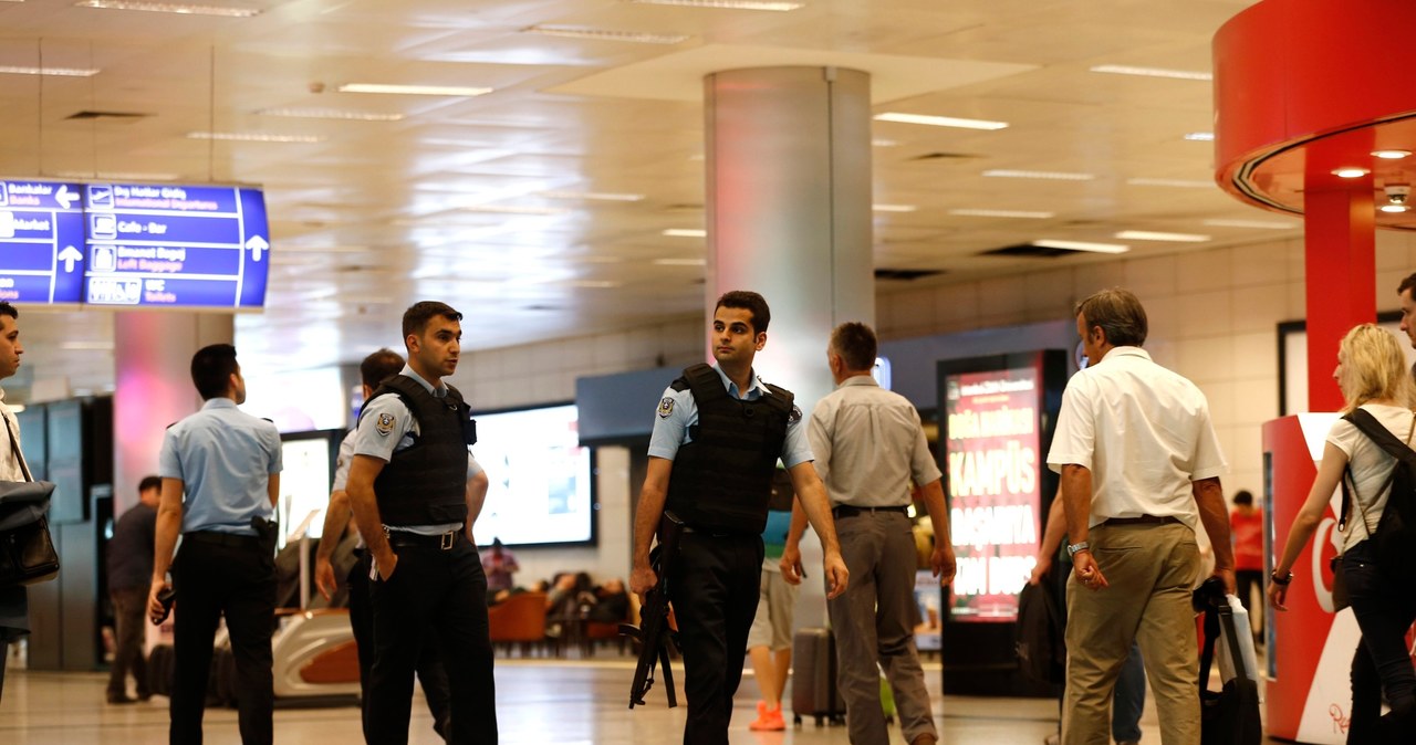 Wzmożone środki bezpieczeństwa po zamachu na lotnisku w Stambule 