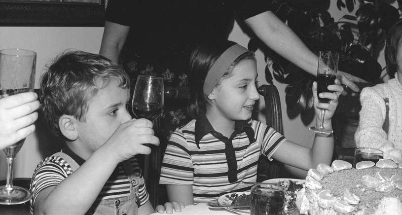 Wznoszenie toastu sokiem, pozwalało dzieciom poczuć się jak dorośli, 1979 r. /Grażyna Rutkowska /Z archiwum Narodowego Archiwum Cyfrowego
