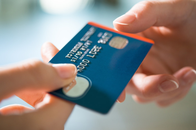 Wznowienie karty płatniczej w niektórych bankach jest darmowe /123RF/PICSEL