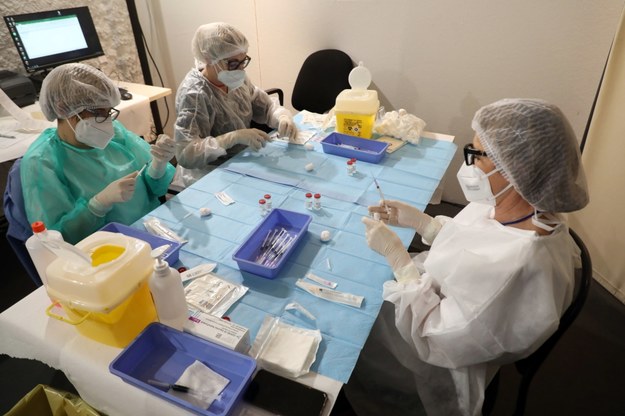 Wznowienie szczepień AstrąZenekę we Włoszech /MATTEO BAZZI    /PAP/EPA