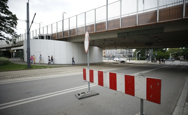 Wznowiono ruch pociągów pod chorzowską estakadą. Konstrukcja do rozbiórki