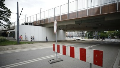 Wznowiono ruch pociągów pod chorzowską estakadą. Konstrukcja do rozbiórki