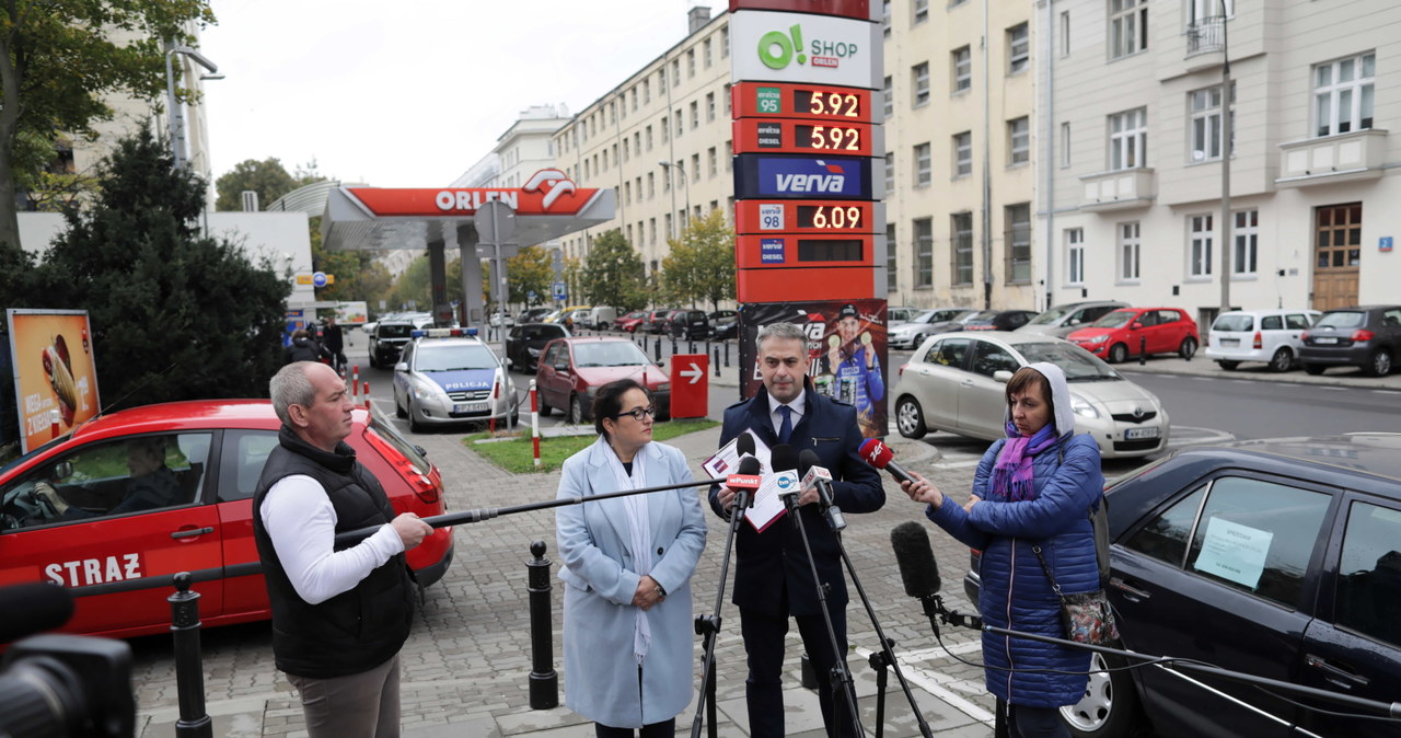 Wzorem PiS-u sprzed lat, Lewica zorganizowała konferencję na stacji paliw / 	Albert Zawada /PAP