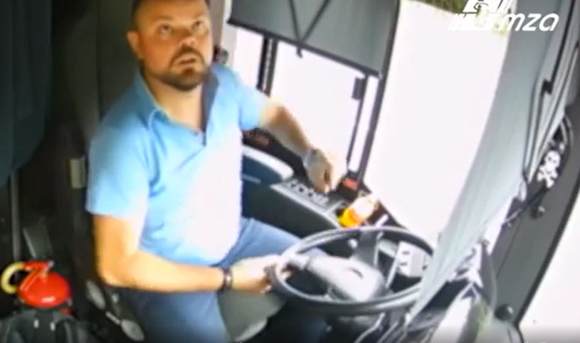 Wzorową postawę kierowcy autobusu linii 116 z Warszawy zarejestrowały kamery pojazdu /