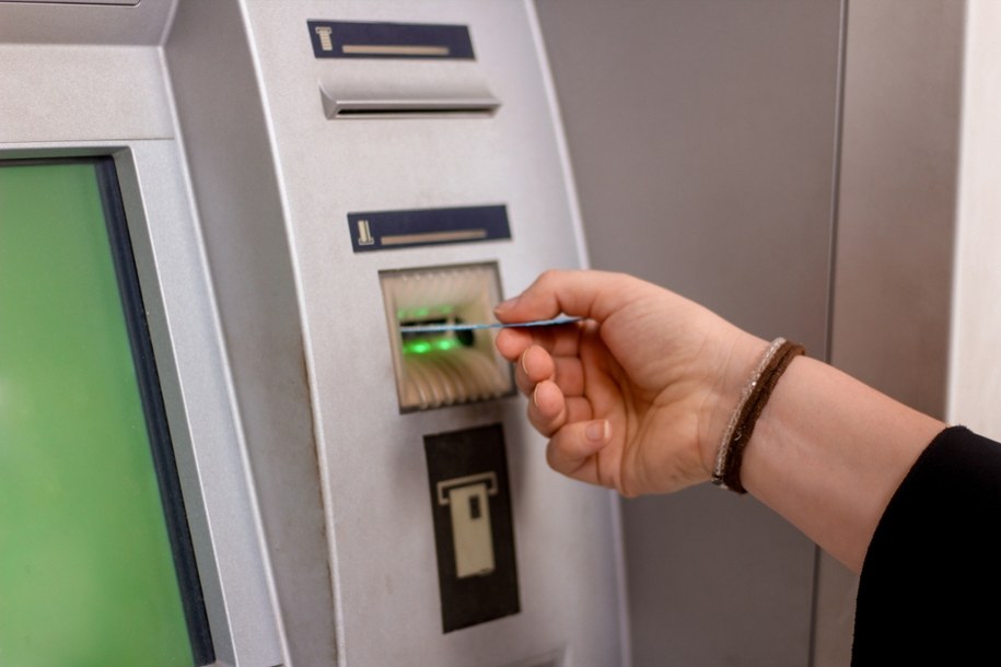 Banki podnoszą opłaty. Klienci zapłacą więcej za karty i wypłaty z bankomatów?
