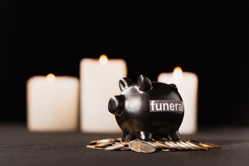 Wzrost cen energii może doprowadzić do wzrostu cen usług pogrzebowych – alarmuje branża /123RF/PICSEL
