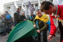 Wzrost napięcia na Ukrainie. Namioty przed budynkiem parlamentu