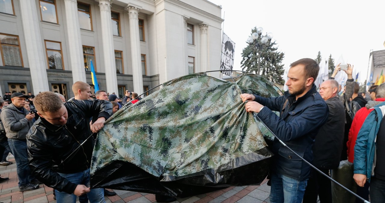Wzrost napięcia na Ukrainie. Namioty przed budynkiem parlamentu