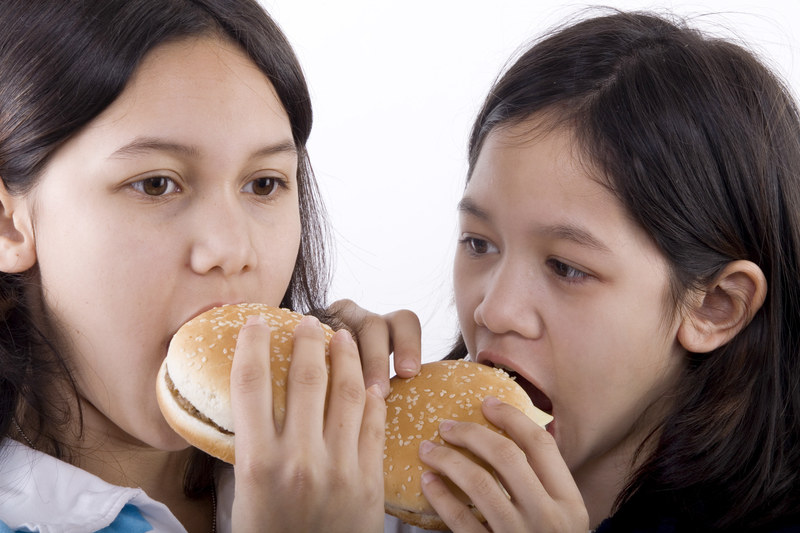 Wzrost poziomu trójglicerydów może wywoływać zła dieta /123/RF PICSEL