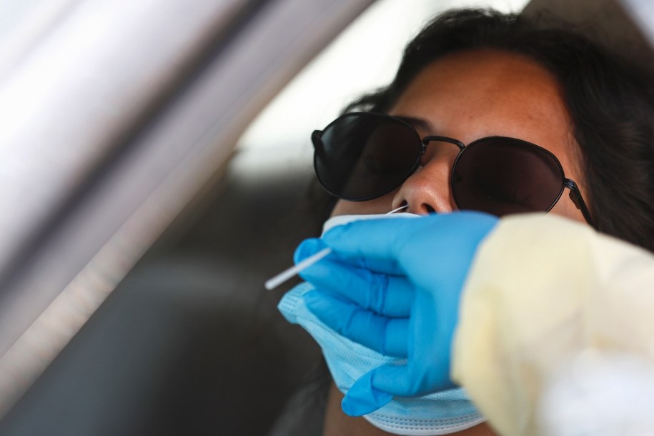 Wzrost zakażeń koronawirusem notowany jest nie tylko w Europie. /CAROLINE BREHMAN /PAP/EPA