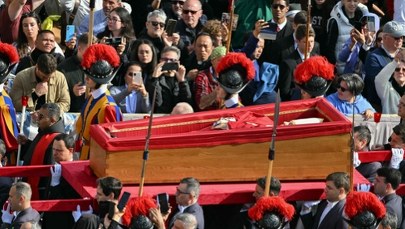 Wzruszające chwile w Watykanie. Trumna z ciałem papieża przeniesiona