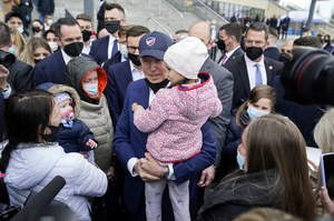 Wzruszające sceny na Stadionie Narodowym. Joe Biden: Putin jest rzeźnikiem 