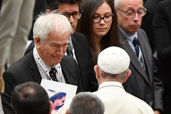 Wzruszające spotkanie papieża z rodzinami ofiar zamachu w Nicei