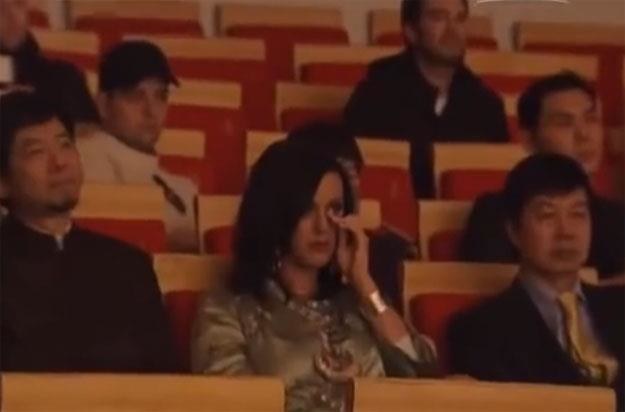Wzruszona Katy Perry podczas występu chińskiej orkiestry /