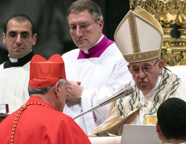 Wzruszony nowy polski kardynał wymienił z papieżem serdeczny uścisk /CLAUDIO PERI /PAP/EPA