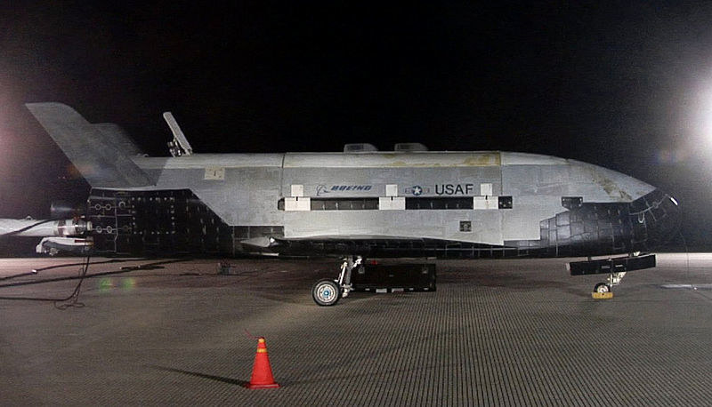 X-37B po lądowaniu misji OTV-1 w bazie Vandenbert. /materiały prasowe