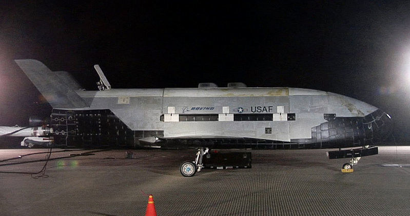 X-37B po lądowaniu misji OTV-1 w bazie Vandenbert. /materiały prasowe