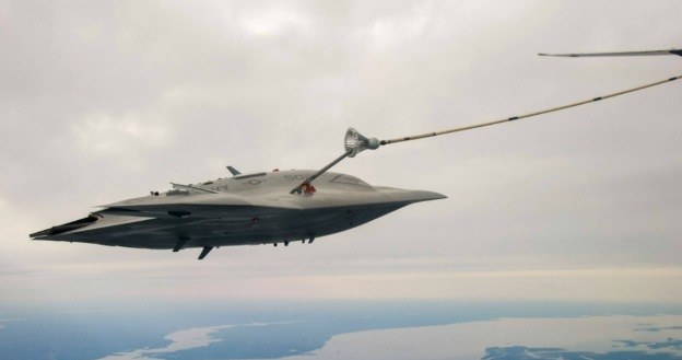 X-47B tankuje w powietrzu. Fot. navair.navy.mil /materiały prasowe