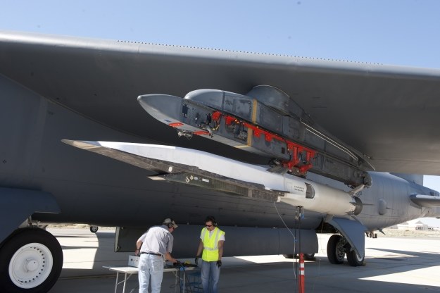 X-51A Waverider pod skrzydłem B-52H Stratofortress. Fot. Boeing /materiały prasowe