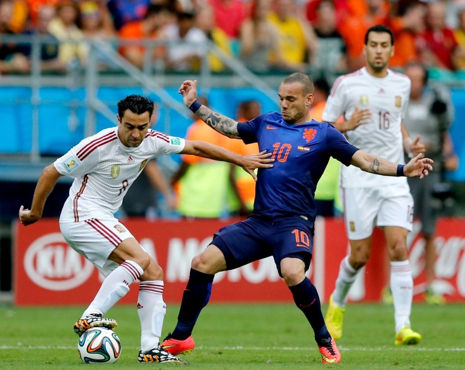 Xavi Hernandez (po lewej) i Holender Wesley Sneijder w meczu grupy B na MŚ 2014 w Brazylii /GUILAUME HORCAJUELO /PAP/EPA