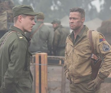 Xavier Samuel i Brad Pitt w scenie z filmu "Furia"