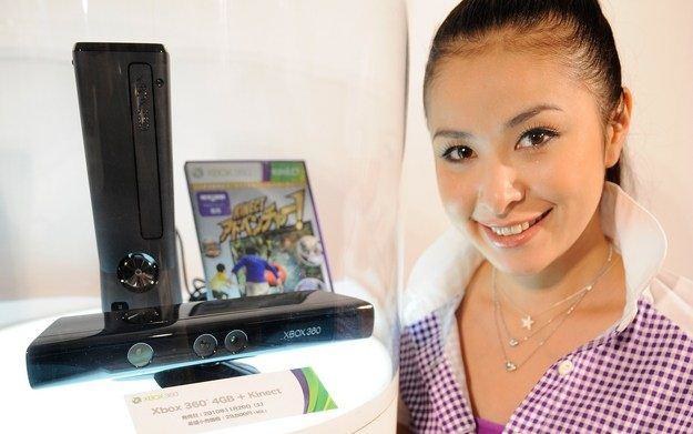 Xbox 360 wraz z kontrolerem Kinect /AFP