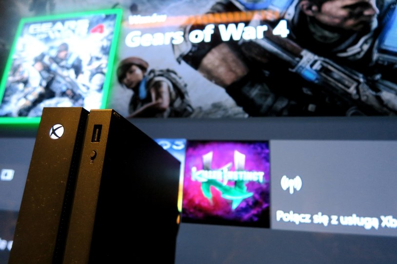 Xbox One X - w tle LG OLED 65E7 /INTERIA.PL