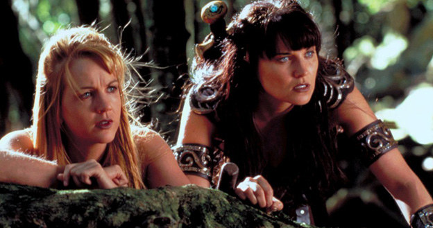 Xena (Lucy Lawless) zawsze może liczyć na pomoc swojej przyjaciółki Gabrielle (Renée O’Connor). /materiały prasowe