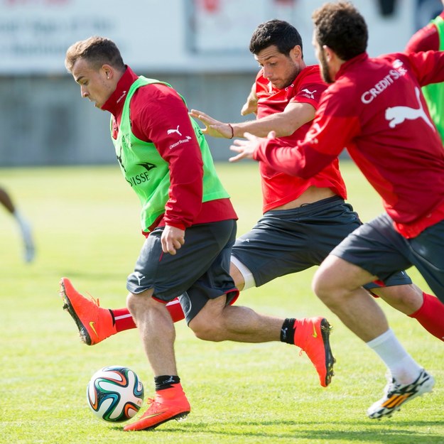 Xherdan Shaqiri, Blerim Dżemaili i Admir Mehmedi na treningu przed mundialem /SIGI TISCHLER /PAP/EPA