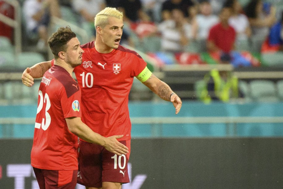 Xherdan Shaqiri (L) i Granit Xhaka /JEAN-CHRISTOPHE BOTT /PAP/EPA