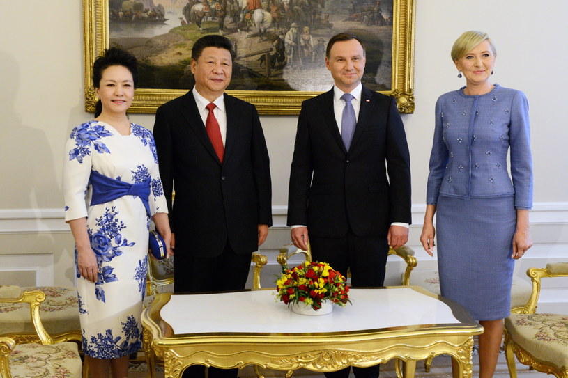 Xi Jinping (2L) z żoną Peng Liyuan  i Andrzej Duda z małżonką Agatą /Jacek Turczyk /PAP