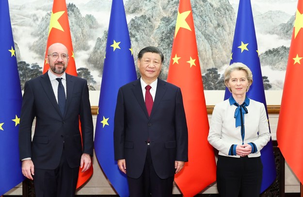 Xi Jinping (w środku), Charles Michel i Ursula von der Leyen /Huang Jingwen /PAP/EPA