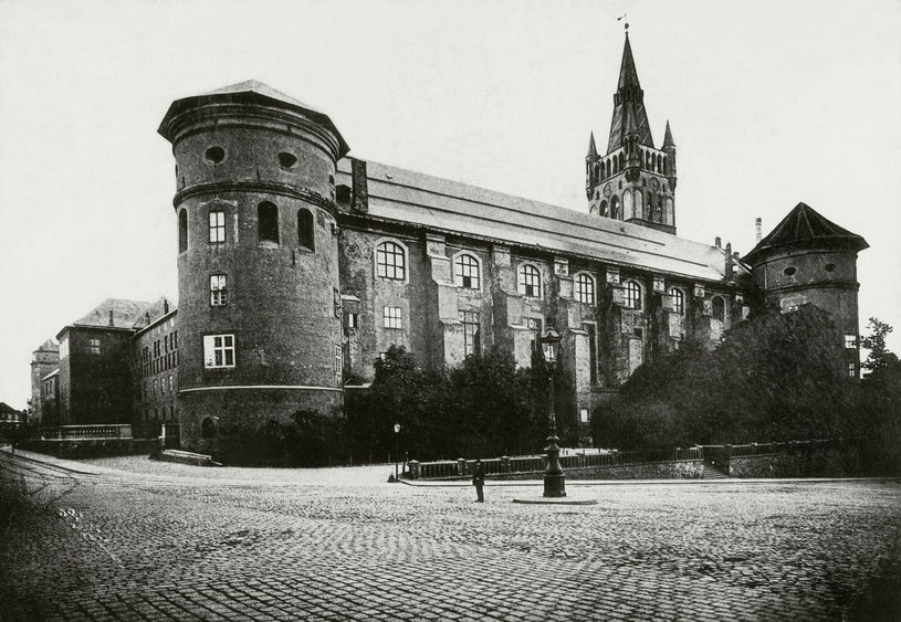 XIII-wieczny krzyżacki zamek, późniejsza siedziba władców pruskich — dziś już nie istnieje (fot. 1900 r.) /AKG Images /East News