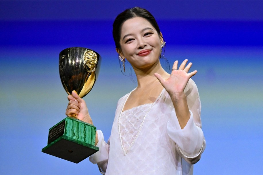 Xin Zhilei ze statuetką dla najlepszej aktorki /ETTORE FERRARI /PAP/EPA