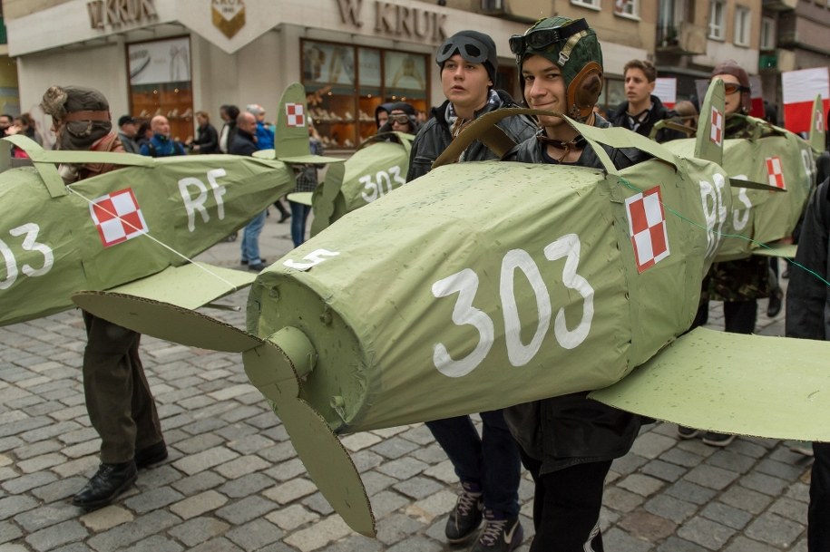 XIV Radosna Parada Niepodległości przeszła ulicami Wrocławia z okazji Święta Niepodległości /Maciej Kulczyński /PAP