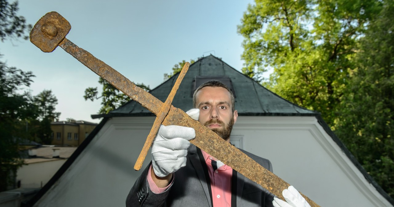 XIV-wieczny miecz znaleziono w rowie melioracyjnym