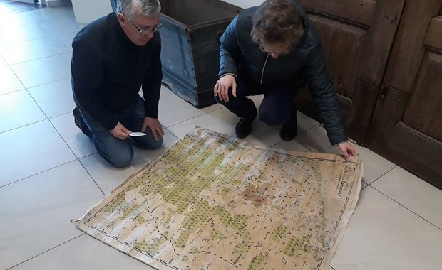XIX-wieczna mapa latami leżała w piwnicy bloku pod Kamieniem Pomorskim 
