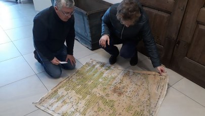 XIX-wieczna mapa latami leżała w piwnicy bloku pod Kamieniem Pomorskim 