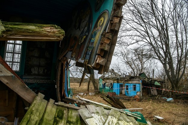 XIX-wieczny drewniany kościół Narodzenia Najświętszej Maryi Panny we wsi Wiazówka w obwodzie żytomierskim na Ukrainie /Vladyslav Musiienko /PAP