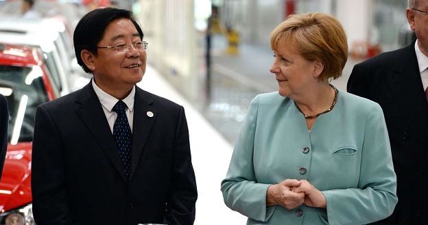 Xu Jianyi, jeszcze jako szef FAW Group CEO, z kanclerz Angelą Merkel /AFP