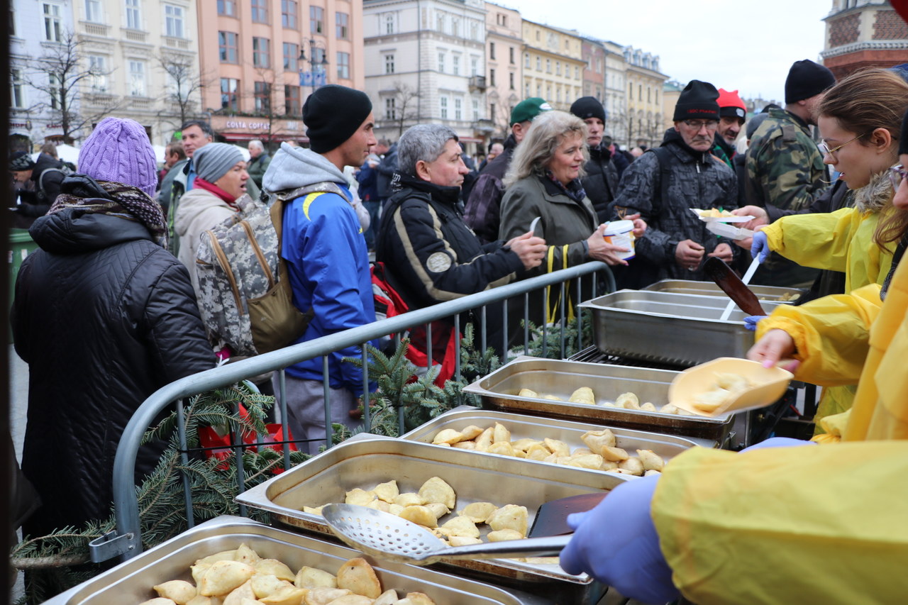 XXIII wigilia dla bezdomnych i potrzebujących. Tysiące osób na Rynku Głównym w Krakowie!