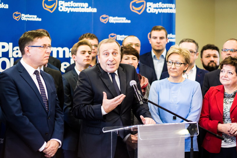 y minister spraw zagranicznych Grzegorz Schetyna w otoczeniu polityków Platformy Obywatelskiej podczas konferencji prasowej w Swarzędzu /Marek Zakrzewski /PAP